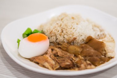 Pirinç ve haşlanmış yumurta haşlanmış domuz bacak