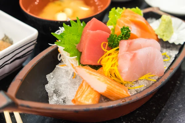 Sashimi Japon lokantasında ayarla
