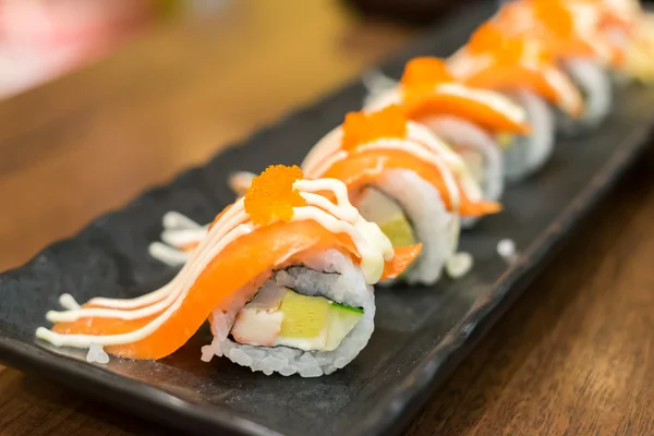 Japon restoranında somon maki