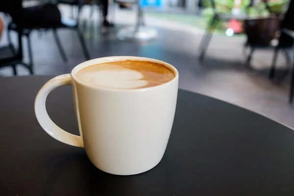 Tazza tazza bianca contenente caffè cappuccino caldo — Foto Stock