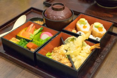 Karides tempura ve tavuk teriyaki Bento dizi