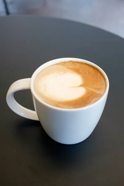 Vista dall'alto della tazza bianca contenente caffè cappuccino caldo — Foto Stock