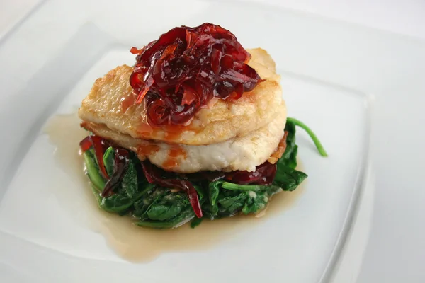 Fish with spinach, red beet and red onion — Stock Photo, Image