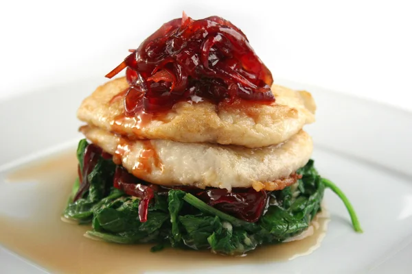 Fish with spinach, red beet and red onion — Stock Photo, Image