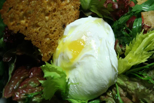 Salad with poached egg and bread crisp — Stock Photo, Image