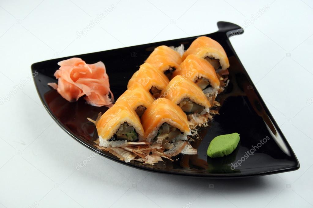 Sushi roll with salmon and tuna