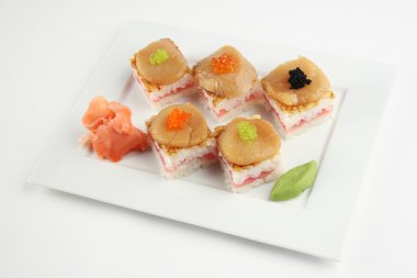 Suşi orkinos, tarak ve havyar ile