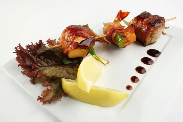 Yakitori with shrimps, bacon and avocado — Stock Photo, Image