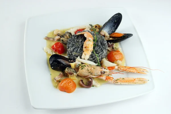 Risotto con inchiostro di seppia e frutti di mare — Foto Stock