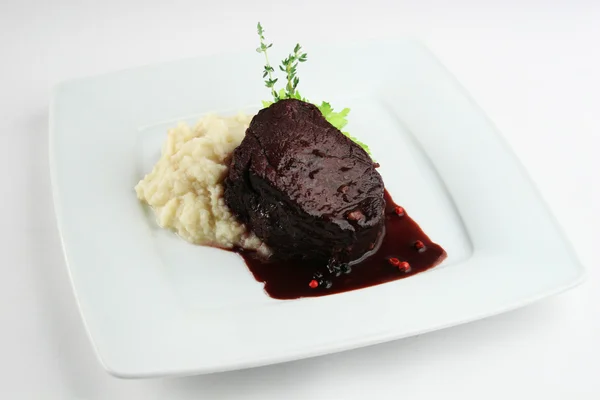 Carne de res con puré de patata —  Fotos de Stock