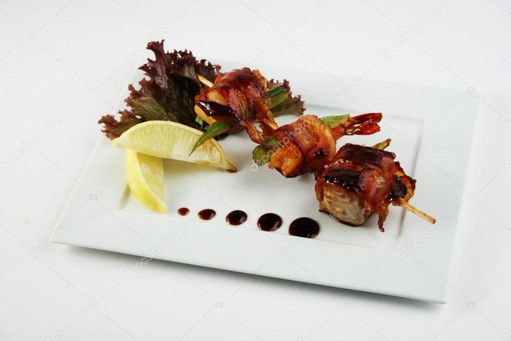 Yakitori with shrimps, bacon and avocado