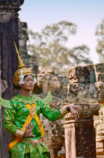 カンボジアの伝統的な衣装で実行するクメールの古典的な女性ダンサー — ストック写真