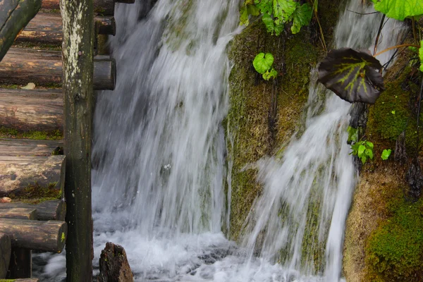 Flödande vattenfall i Plitvice sjön Kozjak (Kroatien) — Stockfoto