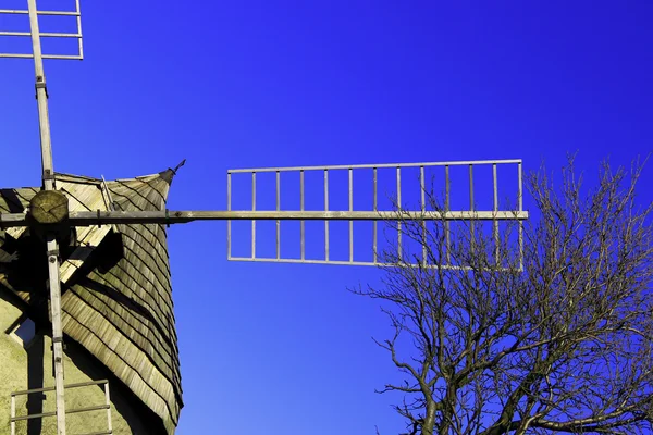 Historische Windmühle mit blauem Himmel — Stockfoto