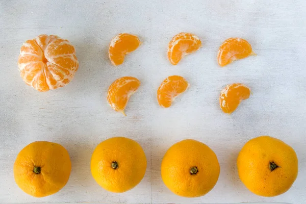 Grande Gruppo Clementine Sullo Sfondo Bianco Sfondo Colore Arancione — Foto Stock