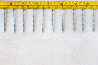Metal cetvel ve çatık kaşlar, sarı cetvelde santimetre ve milimetre. Boyutlar.