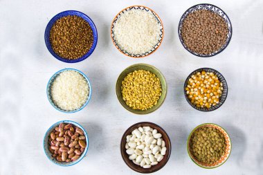 Sağlıklı taneler ve fasulyeler, kasede vitamin dolu, renkli fasulyeler.