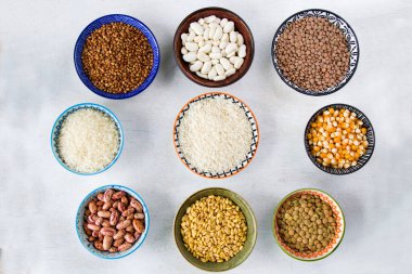 Sağlıklı taneler ve fasulyeler, kasede vitamin dolu, renkli fasulyeler.