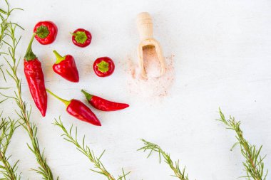 Beyaz arka planda kırmızı biber ve ham biberiye dalları