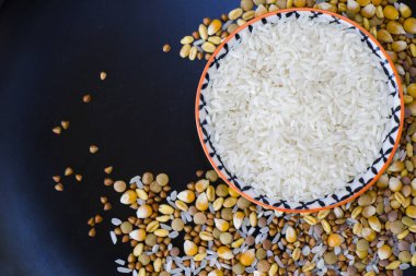 Sağlıklı tanecikler, siyah arka planda vitamin dolu.