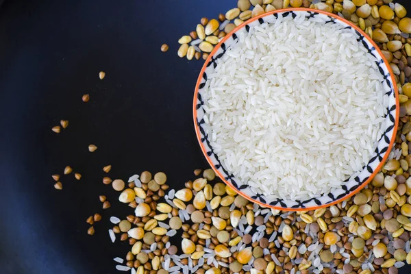 Sağlıklı tanecikler, siyah arka planda vitamin dolu.