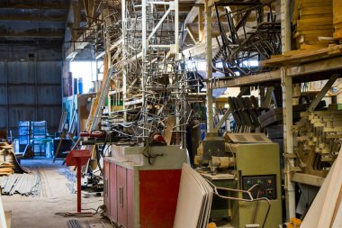 Tiflis, Gürcistan - 24 Ekim 2020: Ahşap ve metal malzemeleri fabrikası