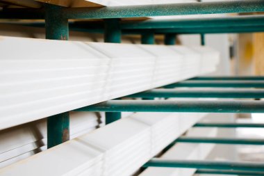 Fabrika ve depoda paslanmaz borular ve borular.