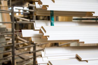 Fabrika ve depoda paslanmaz borular ve borular.