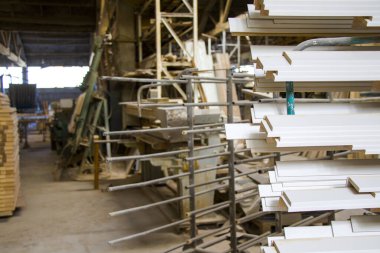 Tiflis, Gürcistan - 24 Ekim 2020: Ahşap ve metal malzemeleri fabrikası