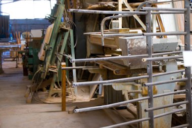 Tiflis, Gürcistan - 24 Ekim 2020: Ahşap ve metal malzemeleri fabrikası