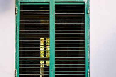 Yeşil metal pencere ve beyaz duvar, Tiflis 'teki eski ünlü evin dışı.