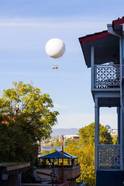 トビリシ ジョージア州 2020年10月25日 トビリシ ランドマークや建築の旧市街の景色 空の都市中心部と歴史的な場所と空気の気球 — ストック写真
