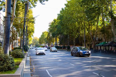 Tiflis, Gürcistan - 27 Ekim 2020: Rustaveli ave view, şehir merkezi trafiği