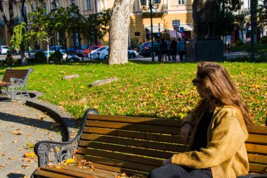 Parktaki güzel genç kadın, sonbahar doğası ve kızıl saçlı kadın..