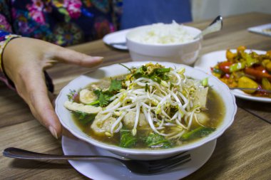 Restoranda tavuk köftesi çorbası, yemek.