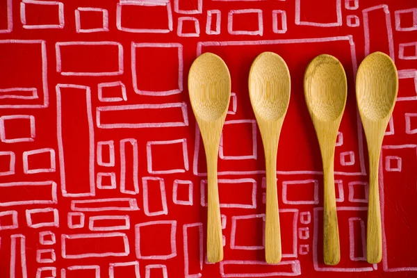 赤い背景に空の木製のスプーン 木製の食器や食器 — ストック写真