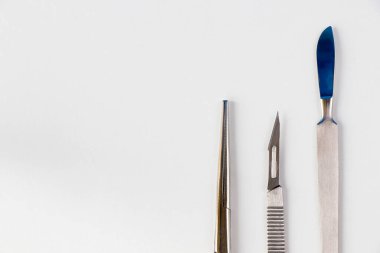 Steril masada ameliyat bıçağı ve cımbız, neşter yakın plan.,