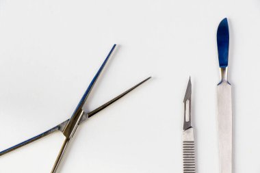 Steril masada ameliyat bıçağı ve cımbız, neşter yakın plan.,