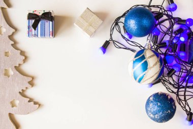 Mutlu Noeller ve mutlu yıllar 2021 Mavi set arka plan, ağaç, oyuncak, hediye kutusu ve beyaz arka planda çelenk