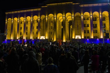 TBILISI, GEORGIA - 09 Kasım 2020: Gürcistan parlamentosu önünde yapılan protestolar, seçimlerden sonra hükümet karşıtı protestolar. Tıbbi maskeli insanlar..