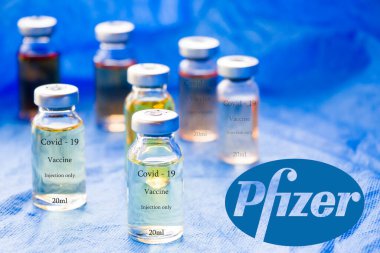 Tiflis, Georgia - 19 Kasım 2020: Pfizer 'ın Corona virüsü ve Covid - Pfizer şirketinin aşısı olan 19 yeni aşı.