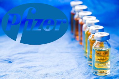 Tiflis, Georgia - 19 Kasım 2020: Pfizer 'ın Corona virüsü ve Covid - Pfizer şirketinin aşısı olan 19 yeni aşı.