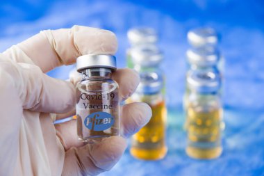 Tiflis, Georgia - 19 Kasım 2020: Pfizer 'ın Corona virüsü ve Covid - Pfizer şirketinin aşısı olan 19 yeni aşı.