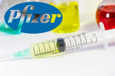 Tiflis, Gürcistan - 19 Kasım 2020: Pfizer 'ın Corona virüsü ve Covid - Pfizer şirketinin iğne ve aşısı üzerine 19 yeni aşı.