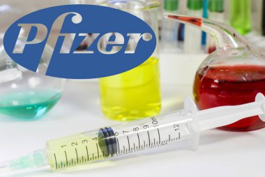 Tiflis, Gürcistan - 19 Kasım 2020: Pfizer 'ın Corona virüsü ve Covid - Pfizer şirketinin iğne ve aşısı üzerine 19 yeni aşı.