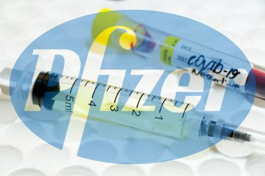 Tiflis, Gürcistan - 19 Kasım 2020: Pfizer 'ın Corona virüsü ve Covid - Pfizer şirketinin iğne ve aşısı üzerine 19 yeni aşı.