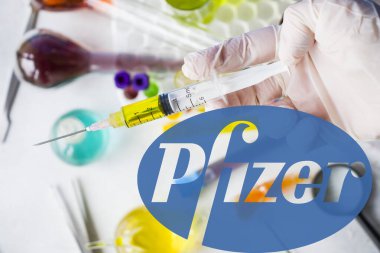 Tiflis, Gürcistan - 19 Kasım 2020: Pfizer 'ın Corona virüsü ve Covid - Pfizer şirketinin iğne ve aşısı üzerine 19 yeni aşı.