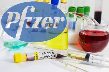 Tiflis, Gürcistan - 19 Kasım 2020: Pfizer 'ın Corona virüsü ve Covid - Pfizer şirketinin iğne ve aşısı üzerine 19 yeni aşı.