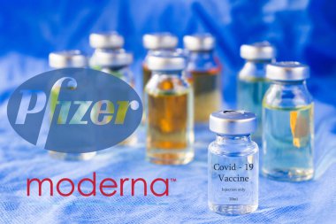 Tiflis, Georgia - 19 Kasım 2020: Moderna ve Pfizer 's Corona virüsü ve Covid - 19 yeni aşı, şirket Moderna ve Pfizer' ın aşısı. Şirketin adı ve aşısı şişede, ampulde.