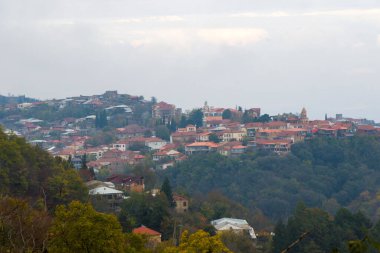Gürcistan, Kakheti 'deki Sighnaghi köyü manzarası ve şehir manzarası. Sis ve sis altında güzel manzaralı eski evler